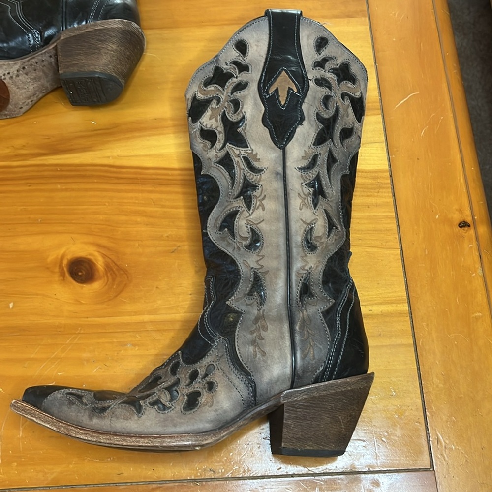 Corral handmade tooled black & brown authentic pointy toe boots